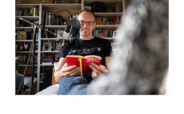 Tobias Baier ermüdet seine Zuhörer in seinem Podcast mit vorgelesenen Geschichten. - © dpa