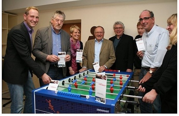 Weitere Kooperationspartner für ihr Projekt "Stemwede inklusiv" wünschen sich der TuS Stemwede, Jörg Bartel (Gemeinde Stemwede, v.l.), Wilfried Röhling, Svenja Wittemeier, Horst Bohlmann (alle Lebenshilfe), Klaus Riechmann und Lars Schulz (JFK) sowie Christian Lemper und Heike Attrot (Lebenshilfe). - © FOTO: ROHLFING