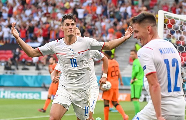 Patrik Schick (l) machte mit dem 2:0 alles klar. - © Robert Michael/dpa-Zentralbild/dpa