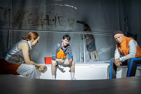 Im Zentrum des Bühnenbilds steht ein Loch. - © Tobias Kreft