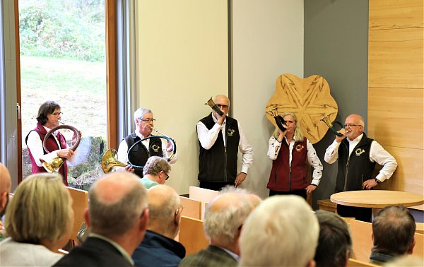 Die Jagdhornbläser Scherfede bringen dem Hammerhof zum 20. Geburtstag ein musikalisches Ständchen. - © Simone Flörke