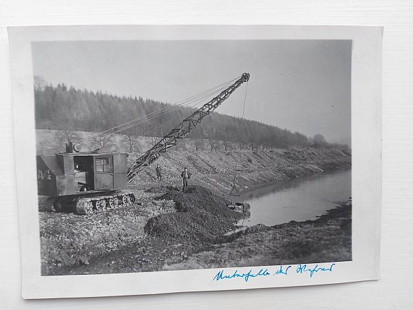 Diemelbegradigung: Die Aufnahme aus dem Jahr 1925 zeigt Kranarbeiten am Flusslauf bei Warburg. - © Dieter Scholz