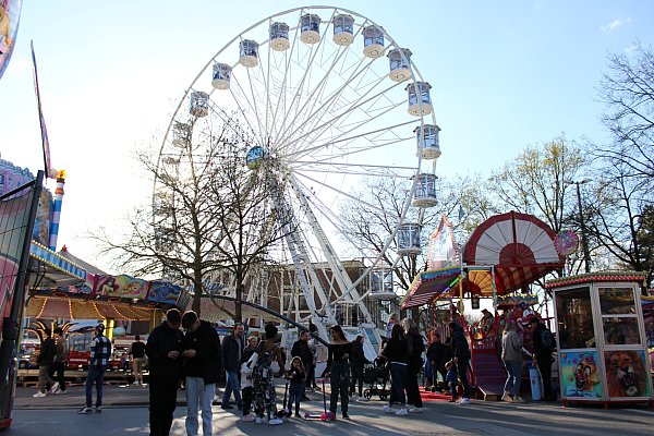 Die Osterkirmes in Herford zieht Jahr für Jahr zahlreiche Besucher an. - © ANNA LENA HINDER