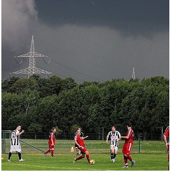 Während des Spiels FC Stukenbrock gegen SW Sende zieht sich der Himmel zu. Wenig später fängt es an zu stürmen. Das Spiel muss unterbrochen werden. - © FOTO: PLASSHENRICH