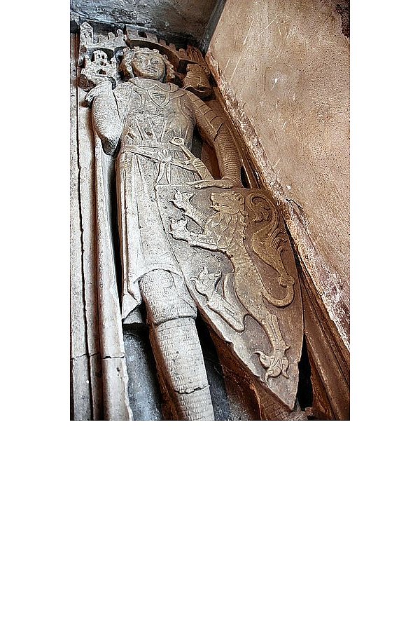 Unter dem Relief mit dem Abbild eines jungen Ritters befindet wohl sich die letzte Ruhestätte von Graf Lüdiger von Wohldenberg. Er war einer der fünf Klosterstifter. - © FOTOS: RICHARD ZELENKA