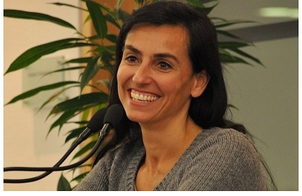 Katharina Saalfrank hat ihr neues Buch zwar dabei, liest daraus jedoch nur kurze Passagen. Die einstige "Super-Nanny" sucht vielmehr den Kontakt zu den 150 Teilnehmern des Forums. - © FOTO: KARIN PRIGNITZ