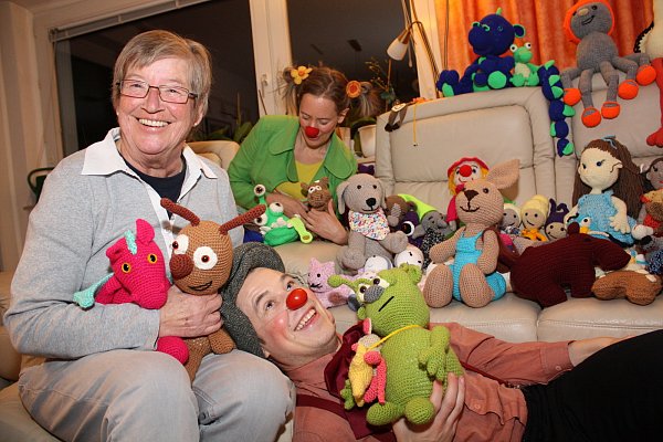 Gruppenbild vor dem Umzug: Die Klinikclowns Lakritze (Kirsten Bohle, hinten) und Mütze (Franz Potthoff, vorne) freuen sich riesig über die Figuren, die sie bei Elke Joergensen zu Hause abholen dürfen. - © Christine Panhorst