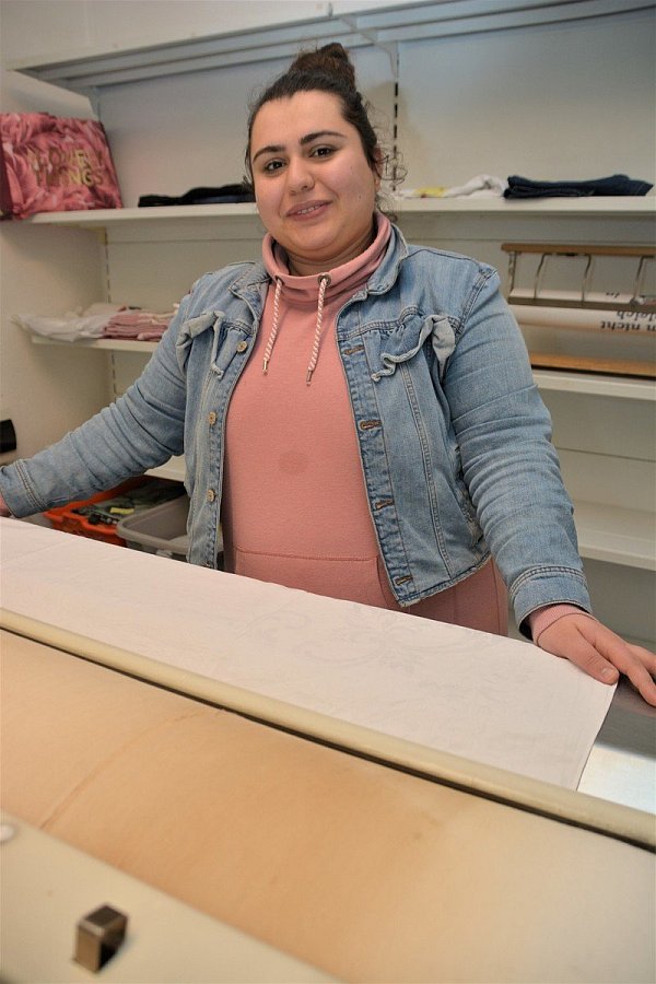 Kajin Osman (21) betreibt die "Lana"- Änderungsschneiderei mit Mangel und Wäscherei. - © Karin Prignitz