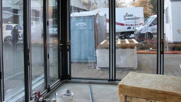 Der Wintergarten besitzt faltbare Türen, so dass der Raum im Sommer geöffnet werden kann. - © Noah Matzat