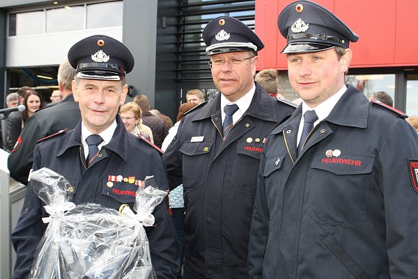 Aktivposten in der Bauphase: Friedhelm Schmidt (l.) und Sohn Denis (r.) mit Vize-Löschzugführer Bernhard Horst (Mitte).