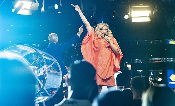 Moderiert wird die Show von Entertainerin Cassy Carrington. - © Merkur Casino Bad Oeynhausen