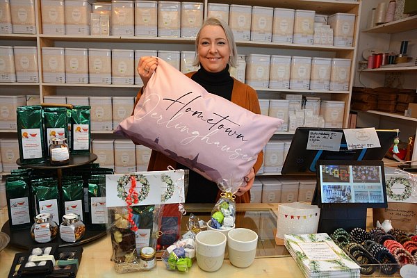 Susanne Siekaup kann Kunden ein Kisschen mit Oerlinghausen-Aufdruck empfehlen, Eulenschnitt-Becher oder Teegeschenke-Varianten. - © Karin Prignitz