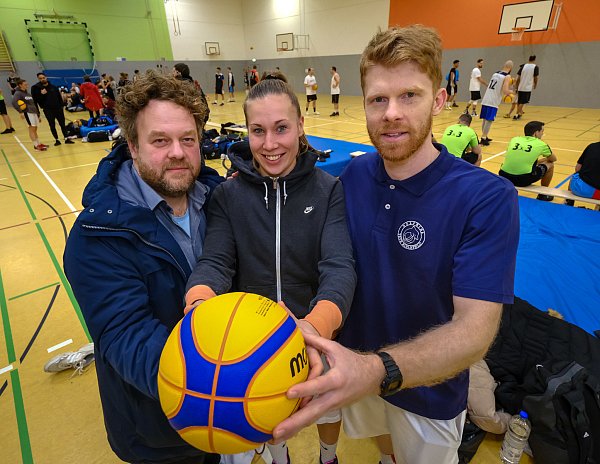 Drei beim 3x3: Nationaltrainer Matthias Weber, Nationalspielerin Svenja Brunckhorst und Organisator Emre Atsür vom TSVE (v.l.). - © Andreas Zobe