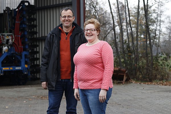 Andreas Westermeyer ist Landwirt in Verl und hat einen eigenen Betrieb zusammen mit seinem Sohn. Cornelia Johannleweling ist Teil des Lohnunternehmens Hemel in Rietberg. - © Angelina Kuhlmann