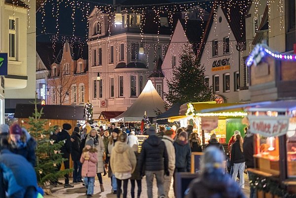 Zum Weihnachtsmarkt laden die Geschäfte in der Innenstadt am Freitag und Samstag jeweils zum entspannten Shopping bis 19 Uhr ein. - © Oliver Krato