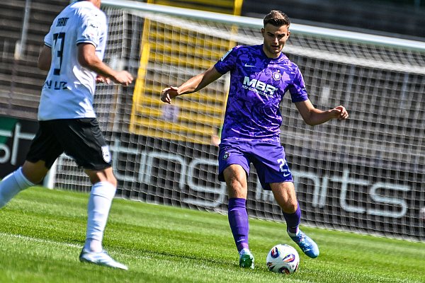 Tristan Zobel (rechts) trägt seit Sommer das Trikot von Drittligist Erzgebirge Aue. - © picture alliance / nordphoto GmbH