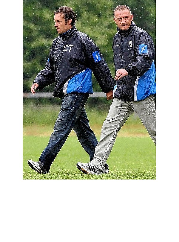 Die Trainer Sascha Cosentino (l.) und Jörg Böhme verlassen nach dem 1:1-Unentschieden des SC Herford in Bad Salzuflen den Platz. - © FOTO: JÖRG HAGEMANN