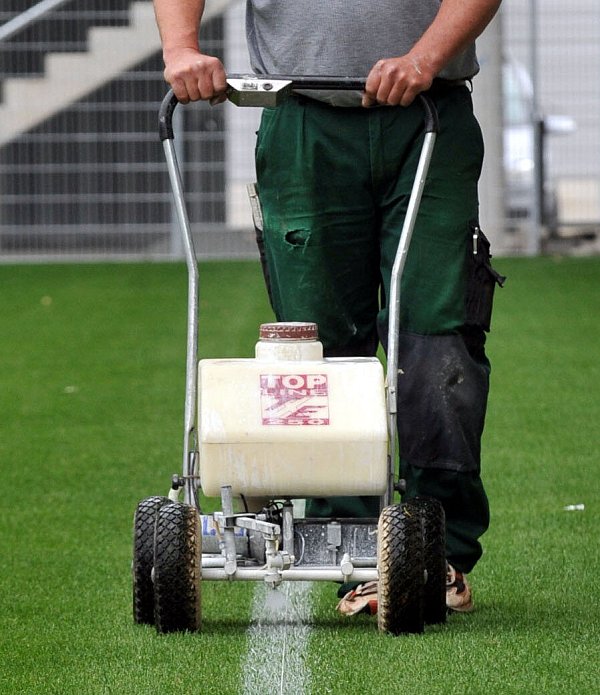 Das Abkreiden in der Fußball-Kreisliga klappt nicht immer so reibungslos wie hier in einem professionellen Stadion. - © Marc Köppelmann