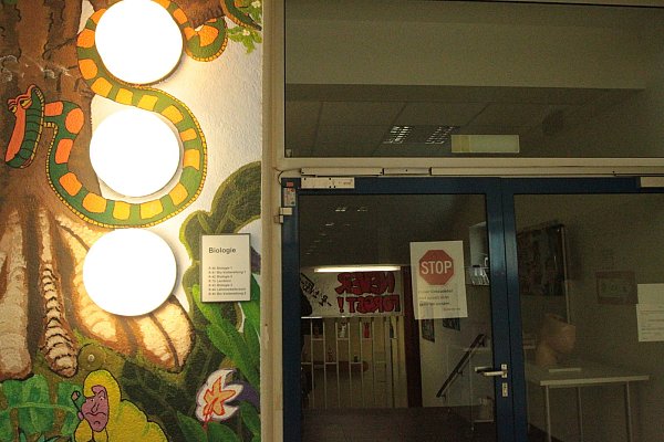 Stopp: Dieser Gebäudeteil darf zurzeit nichtbetreten werden, steht an einer Tür zu den Biologieräumen. - © Peter Steinert