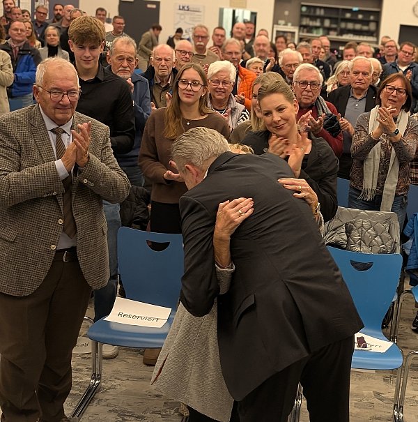 Eine innige Umarmung für seine Mutter. Und Petra, Dirk Beckers Gattin, schaut liebevoll zu. - © Gunter Held