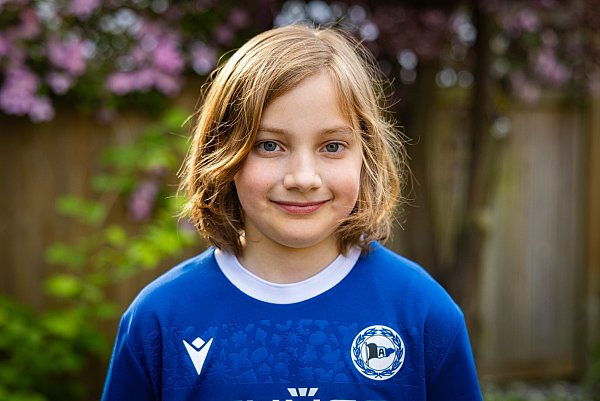 Einlaufkind Henri Padur (10) traut dem DSC den Pokalsieg zu. - © Mike-Dennis Müller