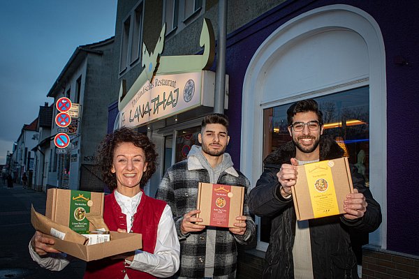 Meryem Bulun (v. l.) hat die Kochboxen gemeinsam mit ihren Söhnen Marlon und Noel Bulun entwickelt - © Mike-Dennis Müller / www.mdm.photo