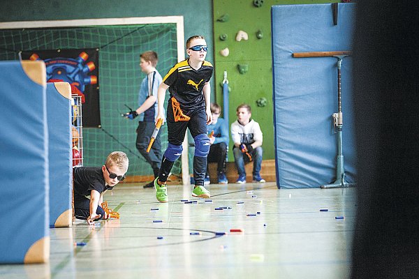 Während Felix aus der Deckung nach vorn rennt, versuchen andere Spieler, sich Dart-Nachschub vom Boden zu sichern - © Torben Gocke