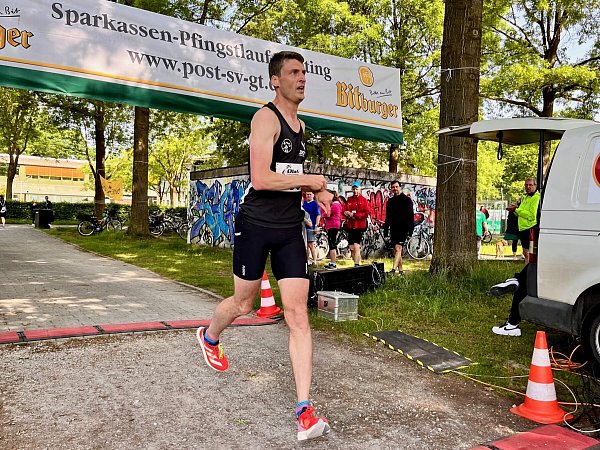 Daniel Busche war der Sieger über die 5-Kilometer-Strecke beim Gütersloher Pfingstlauf 2023. - © Robert Becker