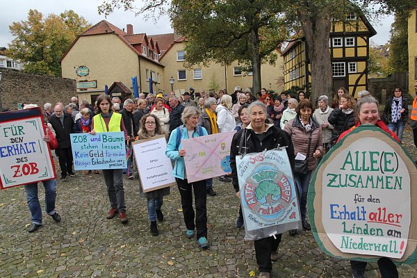 Für den Erhalt des ZOB und aller Linden: Mit den Plakaten voran marschierten die Demonstranten durch die Lübbecker Innenstadt. - © Klaus Frensing