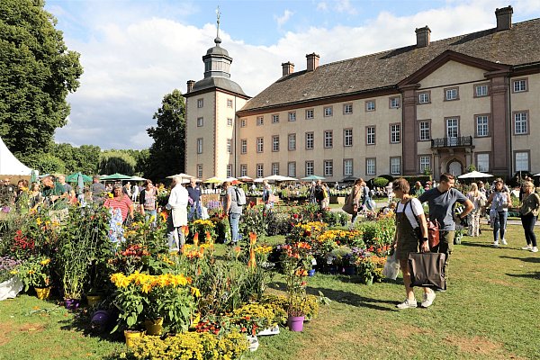 Vor der Kulisse von Schloss Corvey boten mehr als 100 Aussteller Besonderheiten rund Garten und Haus, Wellness und Wohlfühlen – echte Trends. - © Archivfoto: Simone Flörke