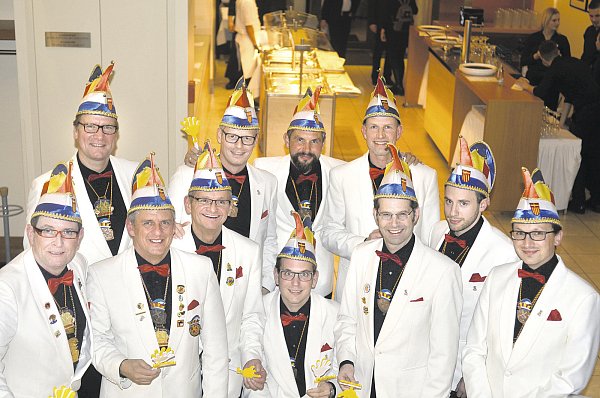 Neuer Elferrat: (vordere Reihe v. l.) Hans Joachim Meier, Peter Schonlau, Rolf Hoppe, Daniel Windmann, Tobias Hölscher, Marcel Kleine und Michael Eberhardt sowie (hintere Reihe v. l.) Guido Volkhausen, Lars Uecker, Hyazinth Pakulla und Klaus Roolf. - © Dietmar Gröbing
