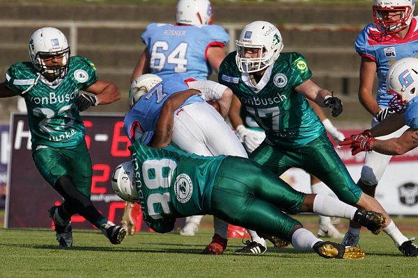 Hängen sich voll rein: Die Bulldogs (grüne Kleidung) streben einen Derbysieg gegen Paderborn an. - © Peter Unger