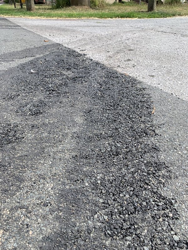 In Börninghausen: Mancherorts gab der Asphalt durch die Hitze nach. - © Noah Brümmelhorst