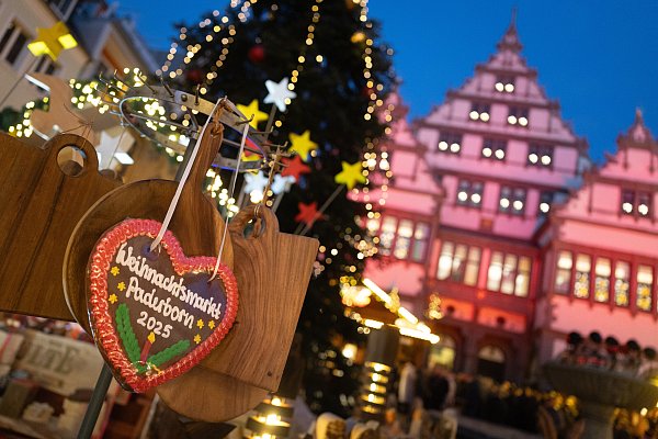 Der Paderborner Weihnachtsmarkt bietet auch Familien mit Kindern eine große Auswahl an Karussells, Leckereien und anderen Hinguckern. - © Niklas Tüns