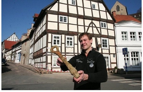 Björn Ernst mit einem Glockenklöppel, den er im Keller des Glockengießerhauses gefunden hat. - © FOTO: B. BATTRAN
