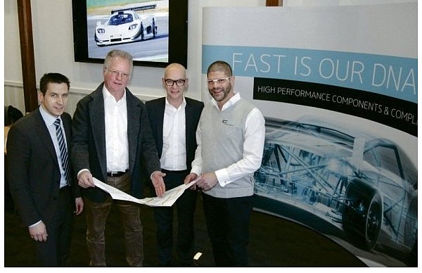 Bürgermeister Burkhard Schwuchow an der Seite von Projektplaner Hans-Joachim Pillich sowie den Geschäftsführern von CP Autosport Matthias Popp und Thomas Casey (v. l.) - © FOTO: KARL FINKE