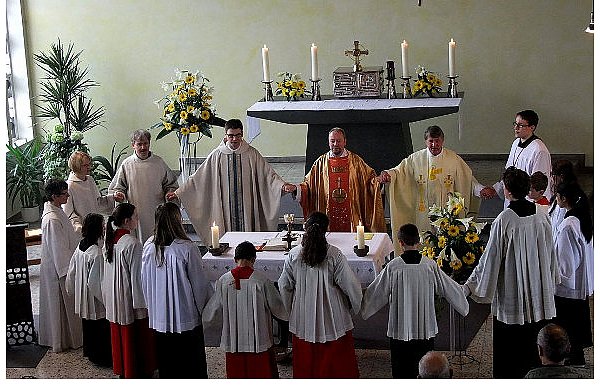 Die Messdiener der Gemeinde Boffzen mit Pfarrdechant Ludger Eilebrecht (vorne links) und Pfarrer Stefan Reineke (vorne Zweiter von rechts). - © FOTO: NW
