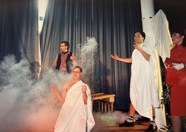 Hätten Sie ihn erkannt? Hubert Erichlandwehr mit Strümpfen in seiner Referendariatszeit in Speyer in der Rolle des Trichinosis im Theaterstück Gott von Woody Allen. Die Schauspielerei hat er danach schnell wieder verworfen. - © Erichlandwehr