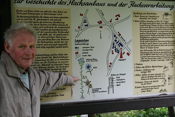 Erläuterungen zum Flachsanbau: Klaus Eggert vor einem entsprechenden Schild, das schon lange an den Röteteichen an der Düttingdorfer Straße steht. - © Karin Weßler