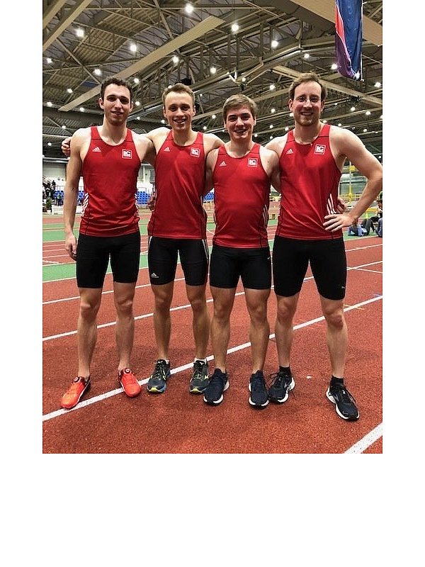 Ein glückliches Quartett: Die Paderborner 4 x 200-Meter-Staffel um (v. l.) Hendrik Lohmer, Lorenz Gamm, Tarek Petze und Florian Rieke holte überraschend Silber. - © LC Paderborn