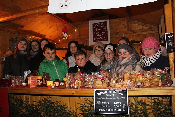 Kekse, Tee, Schokolade und Deko: Die Schüler des Gymnasiums am Markt sind in jedem Jahr dabei. - © Myriam Domke-Feiner