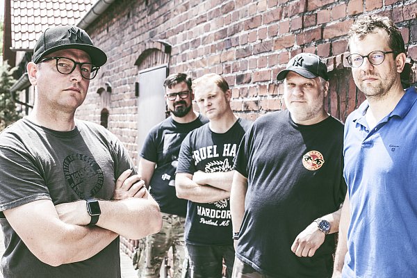 Für sphärische Klänge, tiefgründige Texte und harten Gitarrensound steht die Band The Champion Shot. Sie tritt beim 42. Altstadtfest in Rheda auf. - © Privat