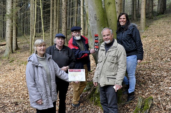 Gemeinsam zum Ziel: Irmlind Hess (Verkehrsverein, v.l.), Helmut Bangert (Teutoburger-Wald-Verein), Ernst-August Meyer, Michael Hess (Verkehrsverein) und Nadine Drosselmeyer von der Gemeinde.