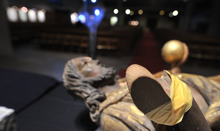 Bielefeld: Restauratorin befreit historische Christusfigur ...