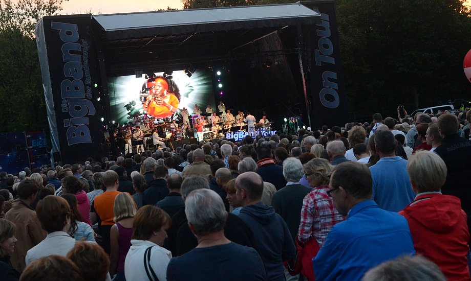 Paderborn Benefizkonzert der Bundeswehr Big Band auf dem Maspernplatz nw.de Paderborn Benefizkonzert der Bundeswehr Big Band auf dem Maspernplatz nw.de
