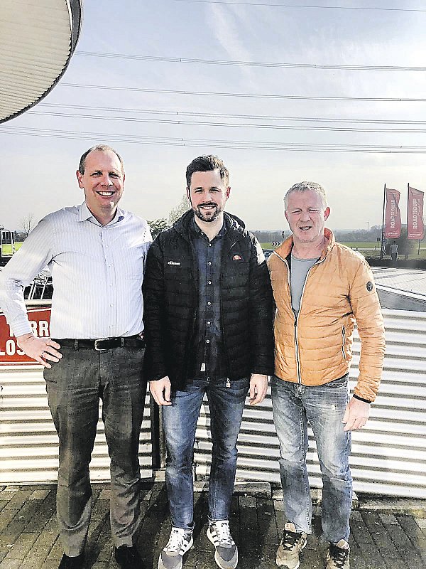 Vertragsunterzeichung: HEV-Manager Tobias Schumacher (l.) und Trainer Jeff Job (r.) freuen sich über Neuzugang Florian Böhm. - © Privat