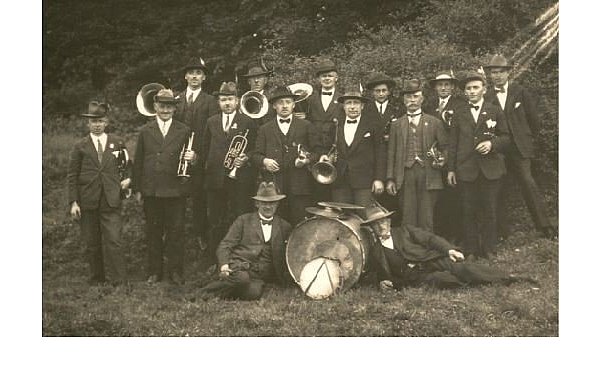 Das Bild zeigt Blasmusiker in Feuerwehruniformen. Es ist das wohl älteste erhaltene Foto der Musikvereinigung Gohfeld. - © Chronik Stadtmusikkorps