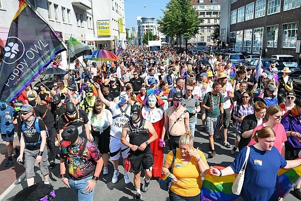 Auch in Bielefeld zieht die kunterbunte CSD-Parade mit Tausenden Menschen durch die Stadt. - © Barbare Franke
