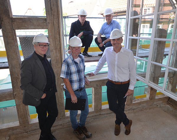 Baustellenbegehung: Architekt Rainer Wennemar (v. l.) , Beuleiter Antonius Timmes, Arnd Baumann, Matthias Setter (Verwaltung) und Bürgermeister Andreas Sunder verschaffen sich einen Überblick. - © Birgit Vredenburg