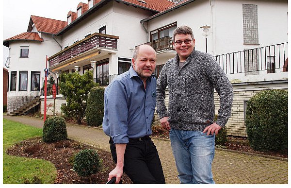 Seit dem 24. Januar 1956 befindet sich das Hotel Berghof im "Heilklimatischen Kurort" Nieheim im Besitz der Familie Reineke. Am 1. Februar 2014 übernimmt Wojciech Pawlowski-Roese (r.) die Leitung. Als Berater bleibt ihm Ludger Reineke noch eine geraume Zeit lang erhalten. - © FOTO: JOSEF KÖHNE